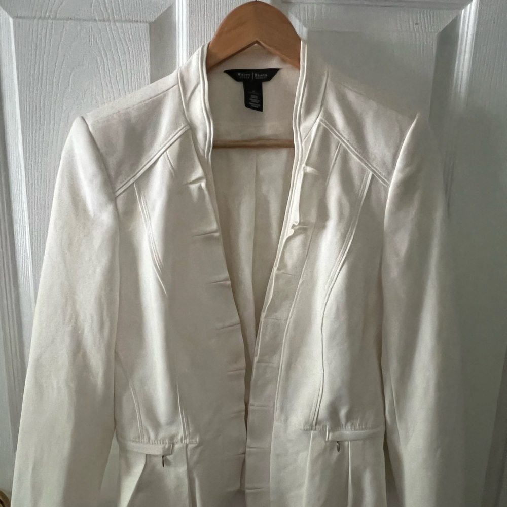 Beautiful white blazer, 2 actual pockets, Very Good Condition, quality, Size 10